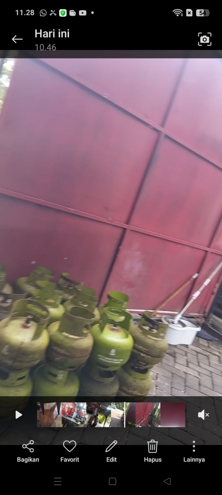 screnshot tumpukan tabung gas yang digunakan oleh rumah makan